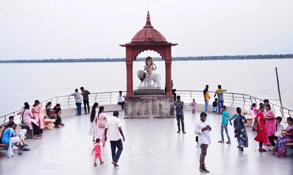 Rajahmundry Tourist Places | Best Places to Visit in Rajamahendravaram saraswathi ghat most famous tourist place